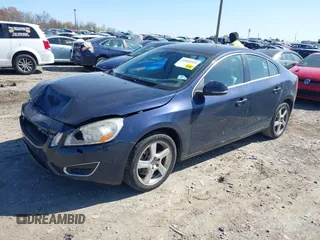 2013 Volvo S60 T5 Premier z VIN YV1612FS5D1202290, wystawiony jako IAAI lot #42042523 z przebiegiem 165 700 mil mil oraz . Historia ofert i sprzedaży dostępna na DreamBid. Obrazek 2.