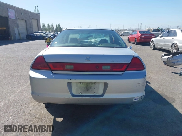 2000 Honda Accord EX z VIN 1HGCG2257YA010383, wystawiony jako IAAI lot #42278620 z przebiegiem 170 757 mil mil oraz . Historia ofert i sprzedaży dostępna na DreamBid. Obrazek 17.