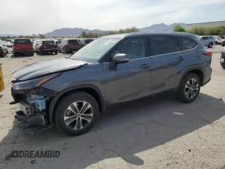 2022 Toyota Highlander XLE z VIN 5TDGZRAH9NS547267, wystawiony jako Copart lot #55456905 z przebiegiem 56 071 mil mil oraz Szkoda całkowita • Salvage title. Historia ofert i sprzedaży dostępna na DreamBid. Obrazek 1.