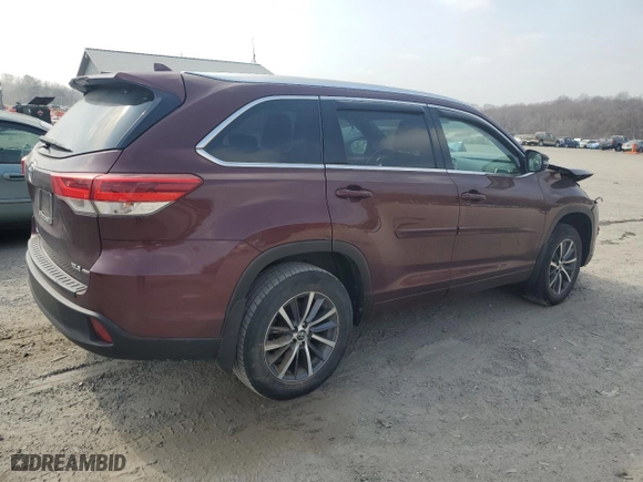 2017 Toyota Highlander XLE with VIN 5TDJZRFH4HS462890, listed as a Copart auction lot 48842515 with 136,303 mi miles and Salvage Title. Bid and sale history available at carsss.com. Image 3.