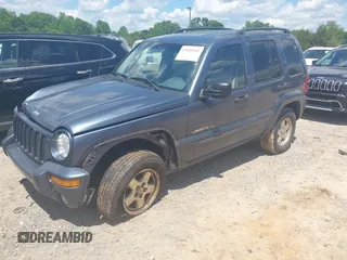 2002 Jeep Liberty Limited z VIN 1J8GL58K32W156681, wystawiony jako IAAI lot #42209101 z przebiegiem 158 743 mil mil oraz . Historia ofert i sprzedaży dostępna na DreamBid. Obrazek 2.