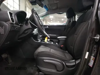 2021 Kia Sportage LX z VIN KNDPMCAC9M7934023, wystawiony jako Copart lot #54761945 z przebiegiem 88 540 mil mil oraz Szkoda całkowita • Salvage title. Historia ofert i sprzedaży dostępna na DreamBid. Obrazek 7.