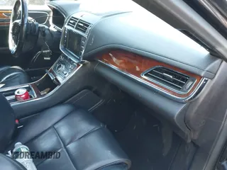 2017 Lincoln Continental Livery z VIN 1LN6L9HK3H5606334, wystawiony jako IAAI lot #42231351 z przebiegiem 247 841 mil mil oraz . Historia ofert i sprzedaży dostępna na DreamBid. Obrazek 5.