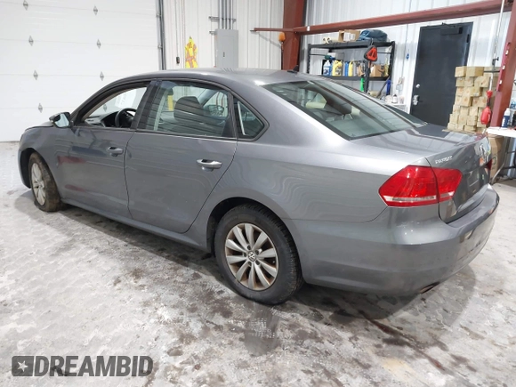 2012 Volkswagen Passat S z VIN 1VWAP7A3XCC050485, wystawiony jako IAAI lot #41690837 z przebiegiem 239 583 mil mil oraz . Historia ofert i sprzedaży dostępna na DreamBid. Obrazek 3.