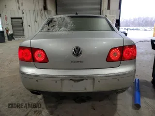 2004 Volkswagen Phaeton V8 z VIN WVWAF63D348007164, wystawiony jako Copart lot #45347815 z przebiegiem 141 934 mil mil oraz Szkody całkowita. Historia ofert i sprzedaży dostępna na DreamBid. Obrazek 6.