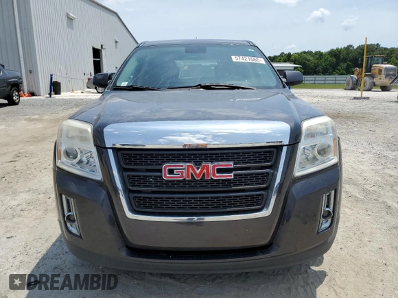 2015 GMC Terrain SLE z VIN 2GKALMEK0F6143709, wystawiony jako Copart lot #57421565 z przebiegiem 128 517 mil mil oraz Czysty tytuł • Clean title. Historia ofert i sprzedaży dostępna na DreamBid. Obrazek 5.
