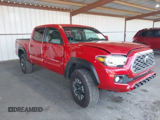 2022 Toyota Tacoma SR z VIN 3TMCZ5AN8NM524477, wystawiony jako IAAI lot #42161378 z przebiegiem 15 429 mil mil oraz . Historia ofert i sprzedaży dostępna na DreamBid. Obrazek 1.