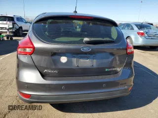 2015 Ford Focus Electric z VIN 1FADP3R49FL211344, wystawiony jako Copart lot #40895604 z przebiegiem 59 815 mil mil oraz . Historia ofert i sprzedaży dostępna na DreamBid. Obrazek 6.