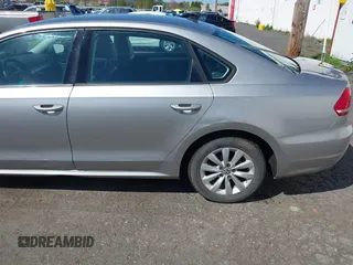 2014 Volkswagen Passat Wolfsburg Edition z VIN 1VWAT7A38EC075514, wystawiony jako IAAI lot #42032834 z przebiegiem 141 015 mil mil oraz . Historia ofert i sprzedaży dostępna na DreamBid. Obrazek 17.