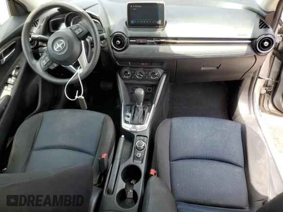 2016 Scion iA z VIN 3MYDLBZV5GY101992, wystawiony jako Copart lot #55392265 z przebiegiem 120 669 mil mil oraz Szkody całkowita. Historia ofert i sprzedaży dostępna na DreamBid. Obrazek 8.