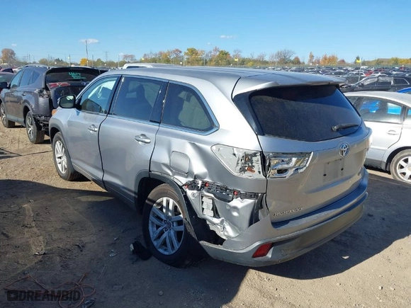 2016 Toyota Highlander LE with VIN 5TDBKRFH7GS328236, listed as a IAAI auction lot 40679228 with 49,578 mi miles. Bid and sale history available at carsss.com. Image 3.