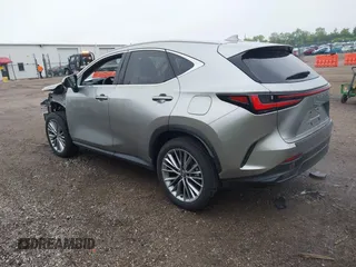 2025 Lexus NX 350h Premium z VIN JTJGKCEZ2S2054535, wystawiony jako IAAI lot #42300774 z przebiegiem 2 612 mil mil oraz . Historia ofert i sprzedaży dostępna na DreamBid. Obrazek 3.