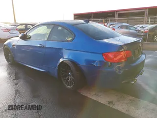 2013 BMW M3 z VIN WBSKG9C50DJ594307, wystawiony jako IAAI lot #41702669 z przebiegiem 80 609 mil mil oraz . Historia ofert i sprzedaży dostępna na DreamBid. Obrazek 3.