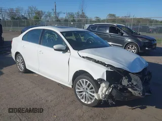 2014 Volkswagen Jetta SEL z VIN 3VWL17AJ8EM336569, wystawiony jako IAAI lot #41975776 z przebiegiem 134 967 mil mil oraz . Historia ofert i sprzedaży dostępna na DreamBid. Obrazek 1.