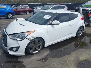 2013 Hyundai Veloster Turbo z VIN KMHTC6AE6DU112233, wystawiony jako IAAI lot #41869164 z przebiegiem 151 091 mil mil oraz . Historia ofert i sprzedaży dostępna na DreamBid. Obrazek 2.