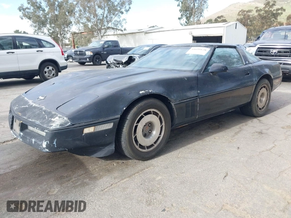 1985 Chevrolet Corvette z VIN 1G1YY0789F5126238, wystawiony jako IAAI lot #41699128 z przebiegiem 108 590 mil mil oraz . Historia ofert i sprzedaży dostępna na DreamBid. Obrazek 2.