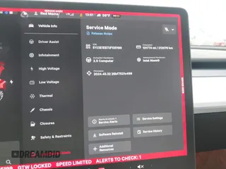 2018 Tesla Model 3 Long Range Battery z VIN 5YJ3E1EB7JF135199, wystawiony jako IAAI lot #41580853 z przebiegiem 131 774 mil mil oraz . Historia ofert i sprzedaży dostępna na DreamBid. Obrazek 18.