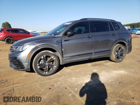 2024 Volkswagen Tiguan SE R-Line Black z VIN 3VVCB7AX2RM075323, wystawiony jako Copart lot #81290414 z przebiegiem 15 867 mil mil oraz Szkoda całkowita • Salvage title. Historia ofert i sprzedaży dostępna na DreamBid. Obrazek 1.