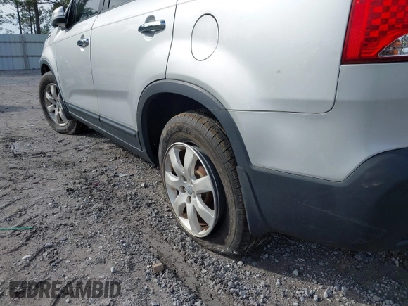 2013 Kia Sorento LX with VIN 5XYKT4A25DG389063, listed as a IAAI auction lot 41581301 with 167,726 mi miles. Bid and sale history available at carsss.com. Image 6.
