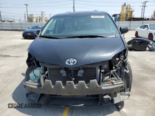 2017 Toyota Sienna LE Auto Access Seat with VIN 5TDKZ3DC3HS862142, listed as a Copart auction lot 55682985 with 85,833 mi miles and Salvage title. Bid and sale history available at DreamBid. Image 5.