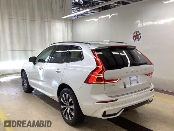 2024 Volvo XC60 Plus Dark Theme z VIN YV4L12RL7R1930548, wystawiony jako IAAI lot #42394524 z przebiegiem 3 069 mil mil oraz . Historia ofert i sprzedaży dostępna na DreamBid. Obrazek 18.