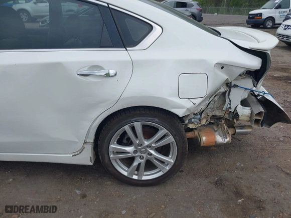 2013 Nissan Altima 3.5 SL with VIN 1N4BL3AP5DN441862, listed as a IAAI auction lot 41918971 with 196,193 mi miles. Bid and sale history available at carsss.com. Image 14.