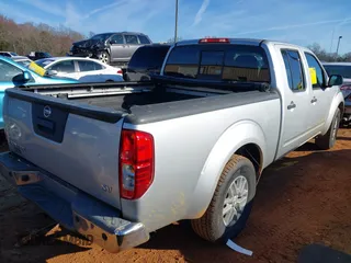 2015 Nissan Frontier SV z VIN 1N6AD0FR0FN711897, wystawiony jako IAAI lot #41586254 z przebiegiem 106 326 mil mil oraz . Historia ofert i sprzedaży dostępna na DreamBid. Obrazek 4.
