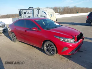 2022 Kia Forte LXS z VIN 3KPF24AD4NE472102, wystawiony jako IAAI lot #41810091 z przebiegiem 45 651 mil mil oraz . Historia ofert i sprzedaży dostępna na DreamBid. Obrazek 1.
