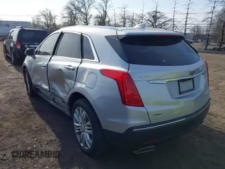 2019 Cadillac XT5 Premium Luxury AWD z VIN 1GYKNFRS2KZ227166, wystawiony jako IAAI lot #41786410 z przebiegiem 99 576 mil mil oraz . Historia ofert i sprzedaży dostępna na DreamBid. Obrazek 3.