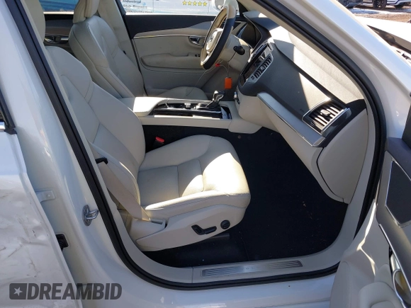 2022 Volvo XC90 Momentum with VIN YV4102PK2N1863761, listed as a IAAI auction lot 41430040 with 29,141 mi miles. Bid and sale history available at carsss.com. Image 5.