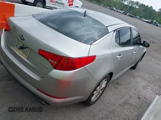 2013 Kia Optima EX z VIN 5XXGN4A70DG251141, wystawiony jako IAAI lot #42410478 z przebiegiem 245 963 mil mil oraz . Historia ofert i sprzedaży dostępna na DreamBid. Obrazek 4.