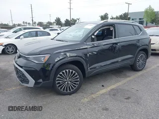 2025 Volkswagen Taos z VIN 3VVSC7B22SM011056, wystawiony jako IAAI lot #41889662 z przebiegiem 75 mil mil oraz . Historia ofert i sprzedaży dostępna na DreamBid. Obrazek 23.