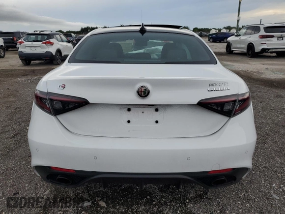 2024 Alfa Romeo Giulia Veloce z VIN ZARFAMBNXR7682239, wystawiony jako Copart lot #68413004 z przebiegiem 3 161 mil mil oraz Szkoda całkowita • Salvage title. Historia ofert i sprzedaży dostępna na DreamBid. Obrazek 6.