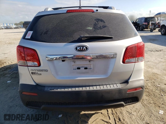 2013 Kia Sorento LX z VIN 5XYKT3A69DG419372, wystawiony jako Copart lot #55088725 z przebiegiem 90 327 mil mil oraz Szkoda całkowita • Salvage title. Historia ofert i sprzedaży dostępna na DreamBid. Obrazek 6.