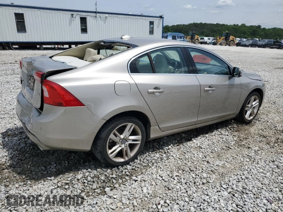 2015 Volvo S60 T5 Drive-E Premier z VIN YV140MFK2F1362846, wystawiony jako Copart lot #56112245 z przebiegiem 39 267 mil mil oraz Szkoda całkowita • Salvage title. Historia ofert i sprzedaży dostępna na DreamBid. Obrazek 3.