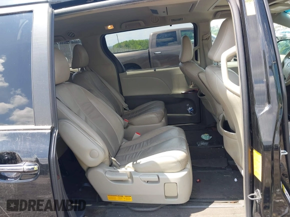 2013 Toyota Sienna XLE z VIN 5TDDK3DC8DS064047, wystawiony jako IAAI lot #42755455 z przebiegiem 143 604 mil mil oraz . Historia ofert i sprzedaży dostępna na DreamBid. Obrazek 8.