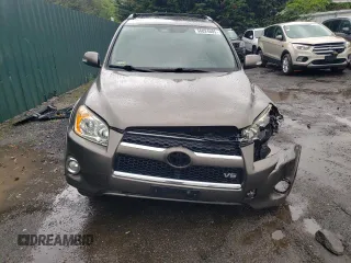 2010 Toyota RAV4 Limited z VIN JTMDK4DV6AD012804, wystawiony jako Copart lot #56024605 z przebiegiem Nie podano mil oraz Szkoda całkowita • Salvage title. Historia ofert i sprzedaży dostępna na DreamBid. Obrazek 5.