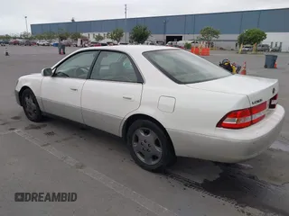2001 Lexus ES with VIN JT8BF28G210313622, listed as a IAAI auction lot 42068414 with 197,090 mi miles. Bid and sale history available at carsss.com. Image 3.
