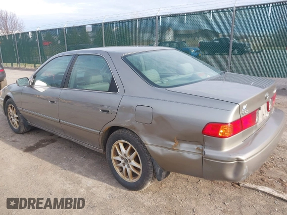 2001 Toyota Camry LE z VIN 4T1BF28K81U116710, wystawiony jako IAAI lot #41923429 z przebiegiem 145 741 mil mil oraz . Historia ofert i sprzedaży dostępna na DreamBid. Obrazek 3.