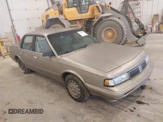 1996 Oldsmobile Cutlass Ciera 1SA VX5 z VIN 1G3AJ55M6T6338143, wystawiony jako IAAI lot #41898047 z przebiegiem 109 854 mil mil oraz . Historia ofert i sprzedaży dostępna na DreamBid. Obrazek 1.