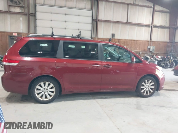 2013 Toyota Sienna XLE z VIN 5TDDK3DCXDS053048, wystawiony jako IAAI lot #42163668 z przebiegiem 104 765 mil mil oraz . Historia ofert i sprzedaży dostępna na DreamBid. Obrazek 13.