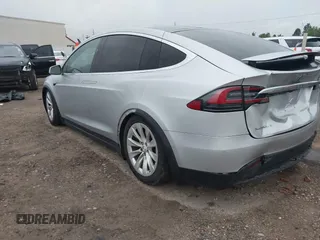 2017 Tesla Model X 90D z VIN 5YJXCDE23HF067843, wystawiony jako IAAI lot #42347649 z przebiegiem Nie podano mil oraz . Historia ofert i sprzedaży dostępna na DreamBid. Obrazek 3.