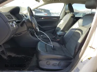 2014 Volkswagen Passat SEL Premium z VIN 1VWCN7A30EC100232, wystawiony jako Copart lot #48228355 z przebiegiem 127 832 mil mil oraz Szkoda całkowita • Salvage title. Historia ofert i sprzedaży dostępna na DreamBid. Obrazek 7.