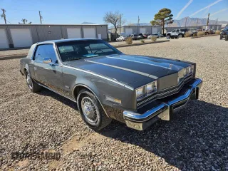 1985 Oldsmobile Toronado Custom Brougham z VIN 1G3EZ57Y7FE330055, wystawiony jako Copart lot #43433285 z przebiegiem 931 486 mil mil oraz Tytuł czysty. Historia ofert i sprzedaży dostępna na DreamBid. Obrazek 1.