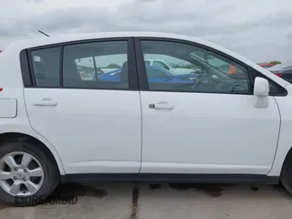 2009 Nissan Versa S z VIN 3N1BC13E19L412413, wystawiony jako IAAI lot #42129392 z przebiegiem 124 150 mil mil oraz . Historia ofert i sprzedaży dostępna na DreamBid. Obrazek 13.