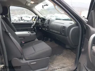 2010 Chevrolet Silverado 1500 LT with VIN 3GCRKSEA5AG191507, listed as a IAAI auction lot 41531755 with 220,184 mi miles. Bid and sale history available at carsss.com. Image 5.