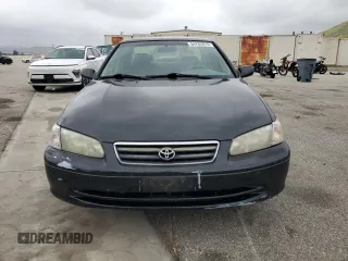 2000 Toyota Camry LE z VIN 4T1BF22K9YU949936, wystawiony jako Copart lot #54782815 z przebiegiem 239 139 mil mil oraz Szkoda całkowita • Salvage title. Historia ofert i sprzedaży dostępna na DreamBid. Obrazek 5.
