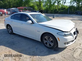 2013 BMW 5 Series 528i xDrive z VIN WBAXH5C55DDW15344, wystawiony jako IAAI lot #42180700 z przebiegiem 144 206 mil mil oraz . Historia ofert i sprzedaży dostępna na DreamBid. Obrazek 1.