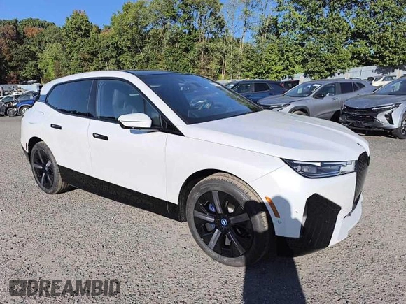 2025 BMW iX xDrive50 z VIN WB523CF00SCS98944, wystawiony jako Copart lot #79060344 z przebiegiem 8 mil mil oraz Szkoda całkowita • Salvage title. Historia ofert i sprzedaży dostępna na DreamBid. Obrazek 4.