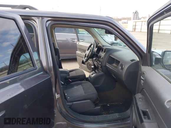 2016 Jeep Patriot High Altitude z VIN 1C4NJPFA5GD543228, wystawiony jako IAAI lot #41790893 z przebiegiem 109 949 mil mil oraz . Historia ofert i sprzedaży dostępna na DreamBid. Obrazek 5.